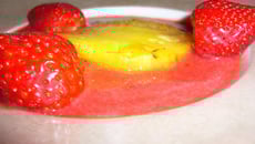 Soupe de fraise au basilic et ananas rôti
