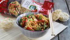 Nouilles en nid aux légumes sautés