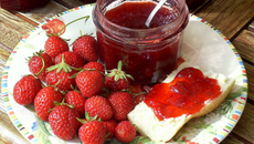 Confiture de fraises avec des petits morceaux