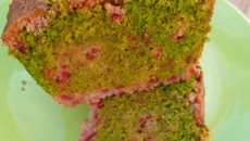 Cake au thé matcha et framboises fraîches sans gluten