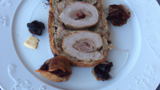 Roulé de veau au roquefort et aux pruneaux sur toast de pain d'épice