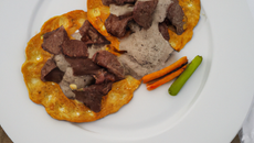 Lamelles d'agneau au yaourt miellé et galettes de navets