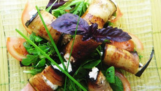 Délice d'aubergines à la Brousse du Rove et herbes, sur un lit de roquette, coco plat et basilic pourpre