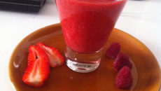Smoothie sans sucre : fraises, bananes, framboises, citron, oranges pamplemousse