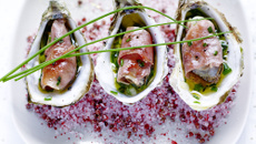 Huîtres snackées au jambon de Bayonne, vierge de ciboulette à l’huile de truffe