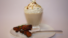Cappuccino de marrons, ciboulette et éclats de noisettes, mouillettes de pain d'épices "fumé"