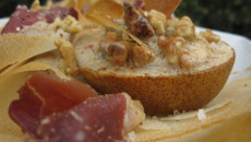 Poire farcie au roquefort et noix sur feuille de brick