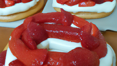 Couronne de fraises en gelée à la chantilly