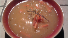 Soupe aux oignons et pois cassés