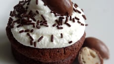 Cupcake mousseux au chocolat avec sa chantilly et son shoko-bons!