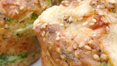 Muffins emmental, sésame et brocolis