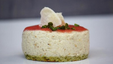 Bavarois d'aubergine  sur  biscuit pistache/parmesan, coulis minute de tomates crues