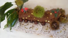 Bûche de crêpes pour Noël, mousse de châtaignes et ganache au chocolat