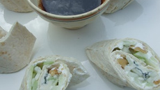 Wraps Roquefort Papillon, noix et pomme verte et sa vinaigrette au vin de noix