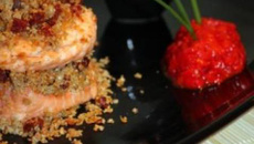 Millefeuilles de saumon et crumble de chorizo, quenelle de poivron grillé et nuage de coco à la citronnelle