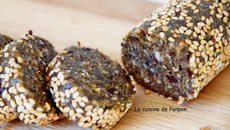 Barre aux pruneaux, amandes, noix de cajou et spiruline