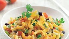 Grandes coquillettes rayées aux œufs frais Lustucru avec petite ratatouille et mimolette vieillie râpée