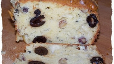 Cake aux noix, roquefort et olives