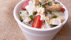 Salade de concombre, chèvre et menthe