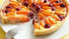 Tarte aux abricots et aux framboises
