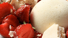 Parfait à la vanille fraises danoises et meringues croustillantes au muesli