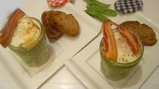 Œuf cocotte en verrine à la crème de petit pois et chips de lard fumé