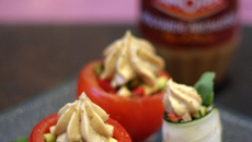 Tomates farcies aux petits légumes crus et à la mousse d'artichauts et de moutarde épicée