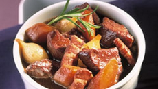 Daube provençale aux carottes et aux oignons nouveaux