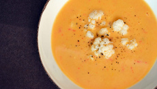 Soupe au chou-fleur, aux 3 poivrons et mascarpone