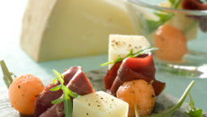 Piques de Pur Brebis Pyrénées à la roquette, au melon et au magret fumé