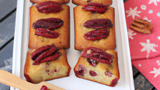 Financier aux cranberries fraîches et noix de pécan