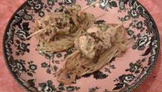Brochettes de saumon à la pistache et fritelle di spaghetti