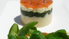Timbale de saumon fumé, fêta, épinards et pommes de terres