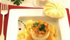 Nids de pommes de terre aux coquilles saint jacques sauce champagne