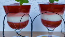 Verrines aériennes de mousse au fromage blanc et coulis de fraise