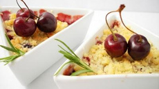 Crumble gourmand aux cerises et au miel