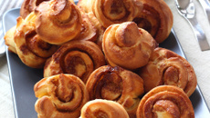 Petites brioches roulées à la cannelle au four combiné vapeur