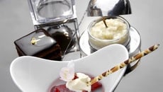 Poires pochées au vin et aux épices