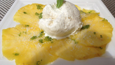 Carpaccio d'ananas sucre mentholé et glace noix de coco
