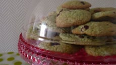 Cookies à la pistache, pépites de chocolat au lait et fraises confites