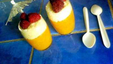 Compotée d'abricot sous une mousse de citron avec quelques framboises en verrine