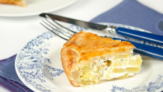 Tourte aux pommes de terre et au boursin à l'ail et aux fines herbes