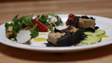 Foie gras en habit de feuille de shiso, Shichimi togarashi et vinaigrette de floc de gascogne