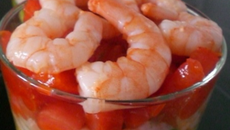 Verrines d'avocat, crevettes et tomate, sauce poivron