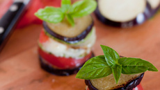 Millefeuille d'aubergines, courgettes, tomates et chèvre