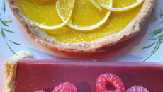 Tarte au citron, miroir de framboise, sur fond macaroné