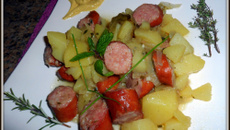 Ragoût de pommes de terre avec des saucisses fumées