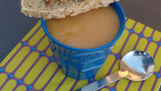 Velouté aux carottes, lentilles corails et brebis