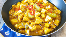 Wok de poulet curry aux ananas caramélisés