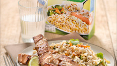 Brochettes de thon mariné au soja, riz, blé, sarrasin & quinoa